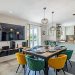 Gariful Sleeps 8 With Pool & Pet Friendly
