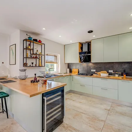 Gariful Sleeps 8 With Pool & Pet Friendly * Krstatice