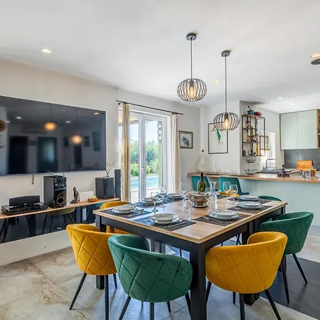 Gariful Sleeps 8 With Pool & Pet Friendly