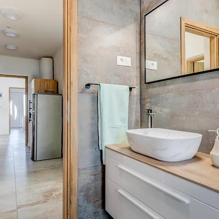Gariful Sleeps 8 With Pool & Pet Friendly Villa