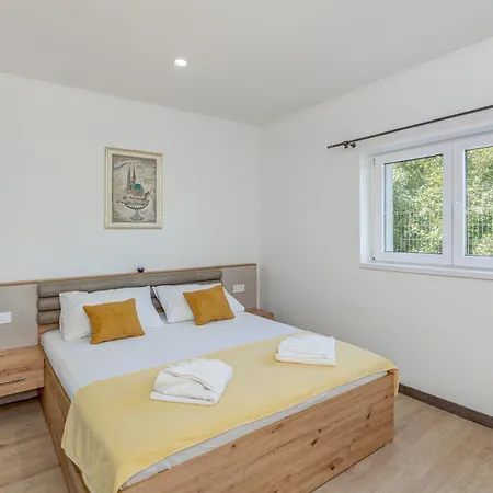 Gariful Sleeps 8 With Pool & Pet Friendly Villa
