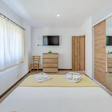 Gariful Sleeps 8 With Pool & Pet Friendly Villa