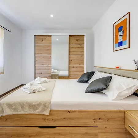 Gariful Sleeps 8 With Pool & Pet Friendly Villa
