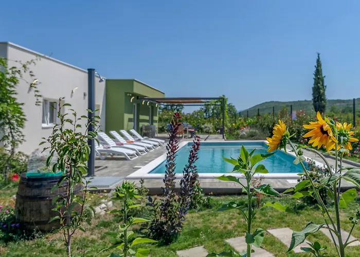 Gariful Sleeps 8 With Pool & Pet Friendly