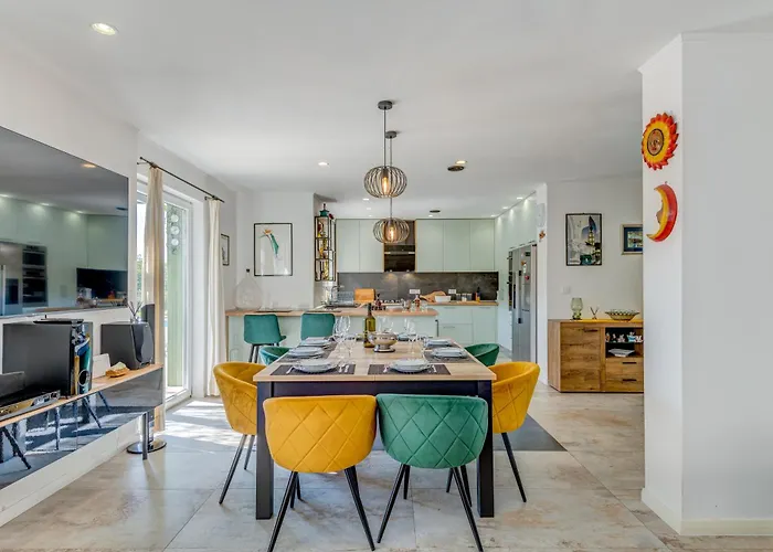Gariful Sleeps 8 With Pool & Pet Friendly