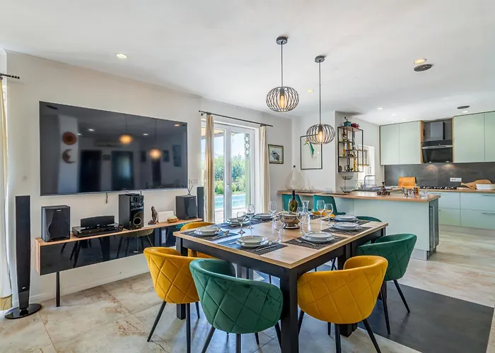 Gariful Sleeps 8 With Pool & Pet Friendly
