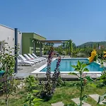 Gariful Sleeps 8 With Pool & Pet Friendly