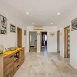 Gariful Sleeps 8 With Pool & Pet Friendly Villa *