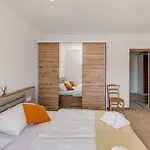 Gariful Sleeps 8 With Pool & Pet Friendly Villa Krstatice