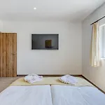 Villa Gariful Sleeps 8 With Pool & Pet Friendly