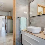 Gariful Sleeps 8 With Pool & Pet Friendly Villa