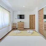 Gariful Sleeps 8 With Pool & Pet Friendly Villa