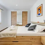 Gariful Sleeps 8 With Pool & Pet Friendly Villa