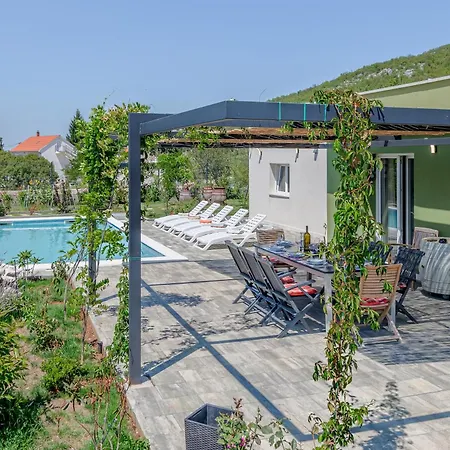Gariful Sleeps 8 With Pool & Pet Friendly *