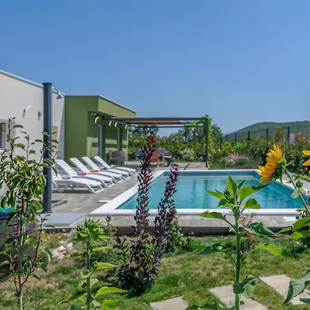 Gariful Sleeps 8 With Pool & Pet Friendly