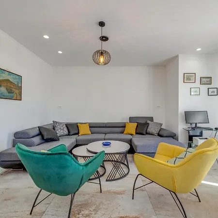 Gariful Sleeps 8 With Pool & Pet Friendly * Krstatice