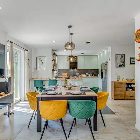 Gariful Sleeps 8 With Pool & Pet Friendly