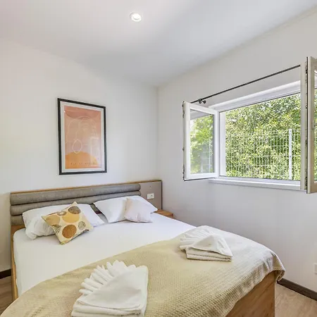 Gariful Sleeps 8 With Pool & Pet Friendly Vila