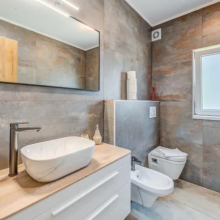 Gariful Sleeps 8 With Pool & Pet Friendly Villa