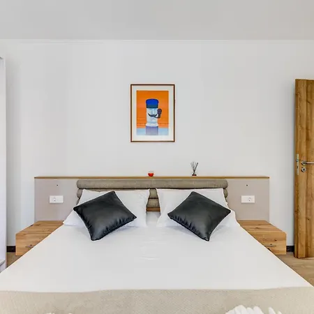 Villa Gariful Sleeps 8 With Pool & Pet Friendly Krstatice