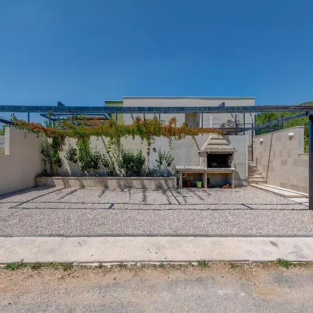 Gariful Sleeps 8 With Pool & Pet Friendly Villa