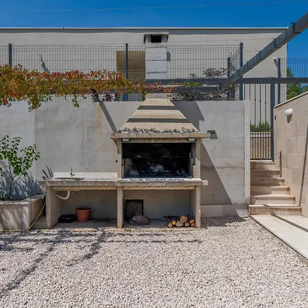 Gariful Sleeps 8 With Pool & Pet Friendly Villa Krstatice