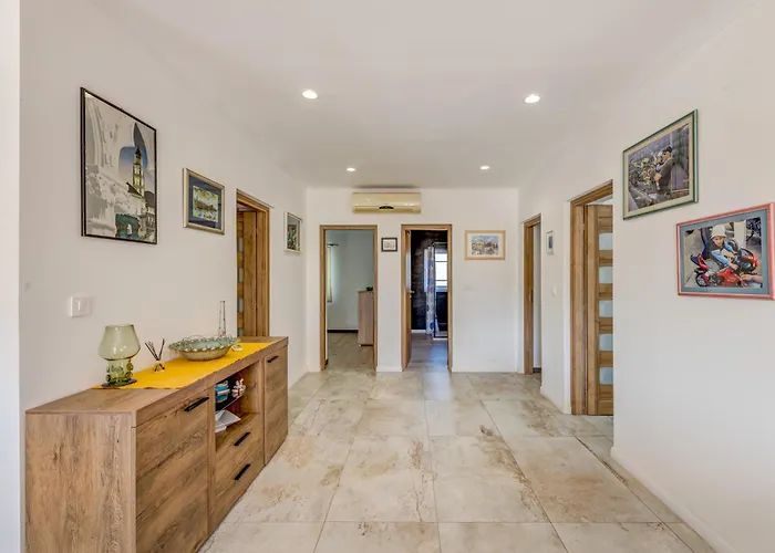Gariful Sleeps 8 With Pool & Pet Friendly Vila *