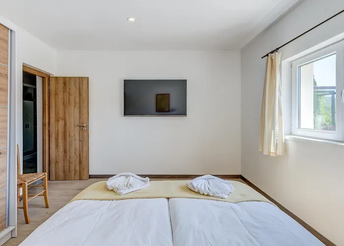 Vila Gariful Sleeps 8 With Pool & Pet Friendly